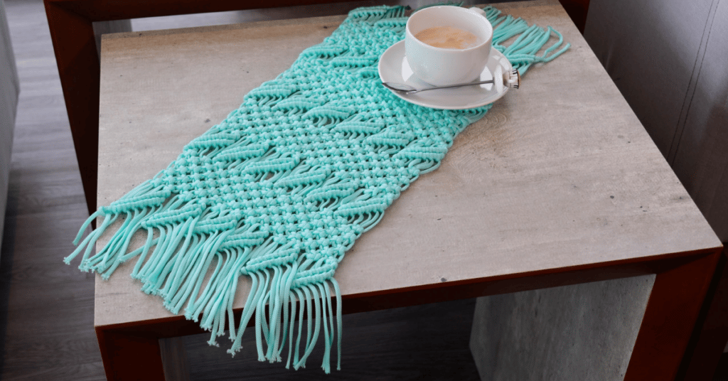 Faça o lindo trilho de mesa em macramê: Passo a passo com gráficos