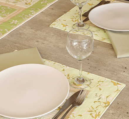 Elevando a Mesa com Jogo Americano Trilho Lírios em Patchwork