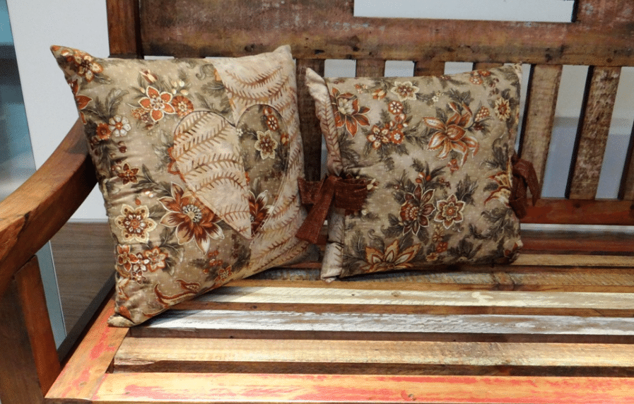 Elegância Patchwork: Almofada Maison e Batik, Uma Fusão de Estilos - COM MOLDE