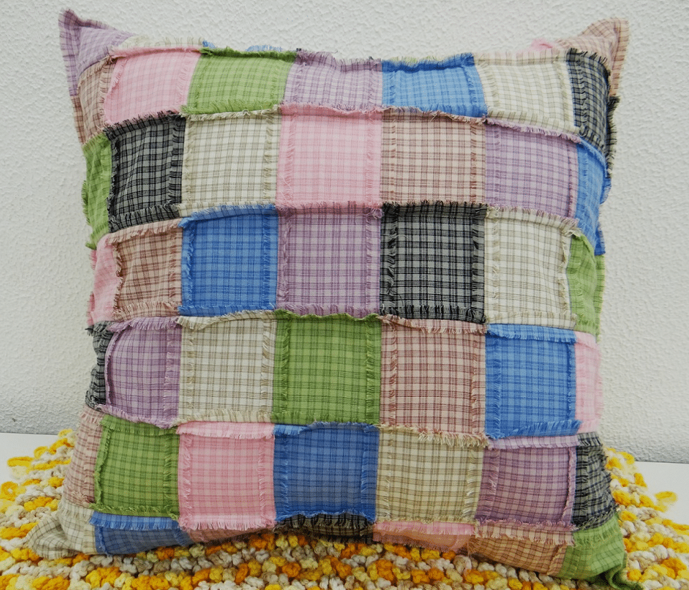 Almofada de Quadradinhos em Patchwork: Uma Explosão de Cores e Conforto