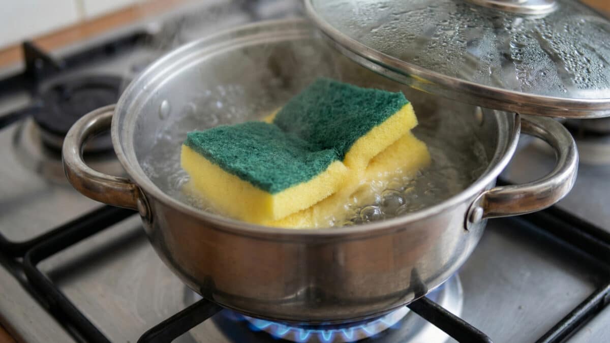 Truque para evitar a contaminação e organizar a limpeza na cozinha em segundos