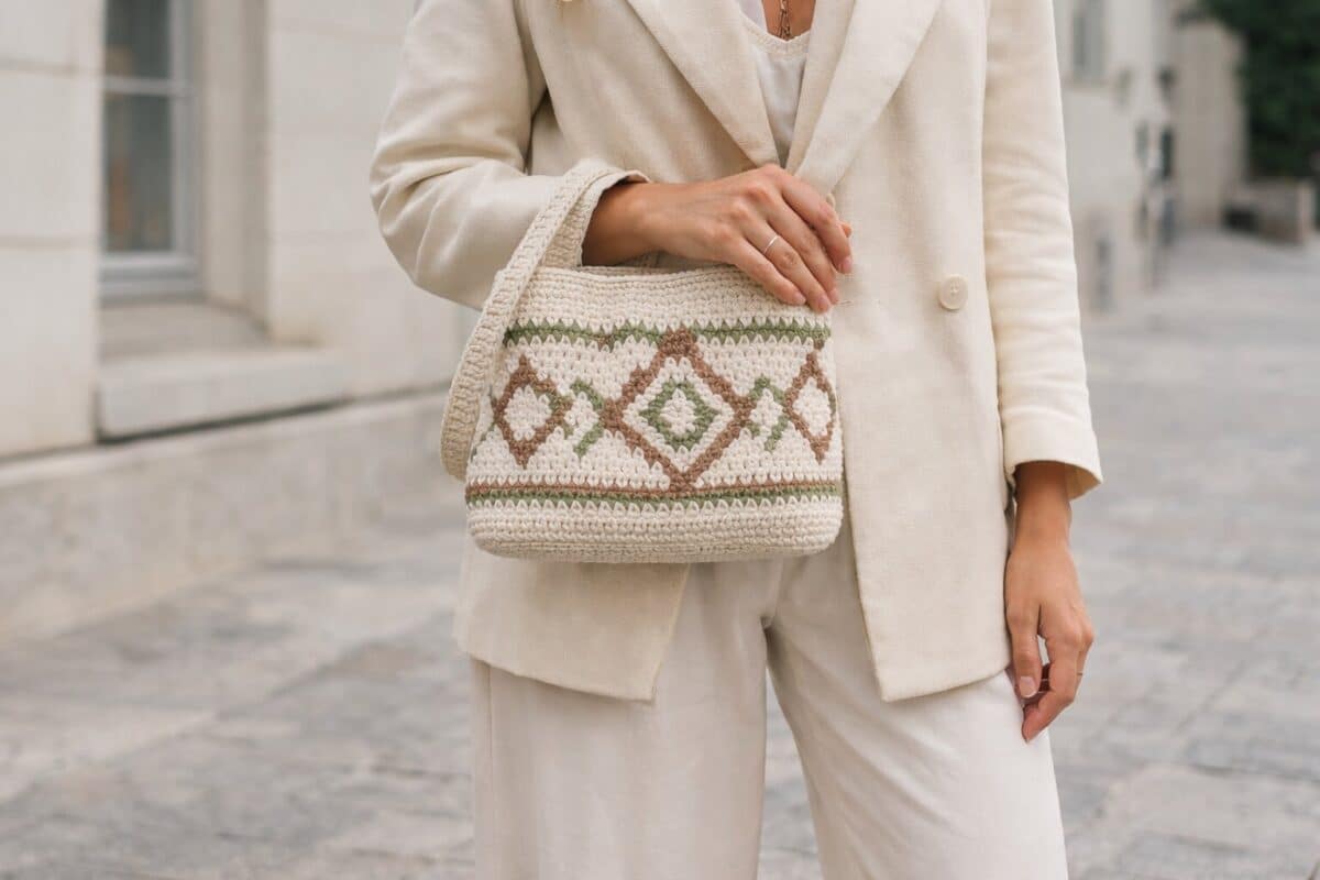 Bolsas de crochê funcionais para elevar o seu visual básico no dia a dia