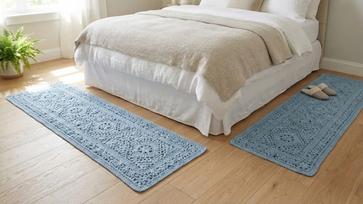 A elegância e o conforto do tapete de crochê azul artesanal para a sua casa