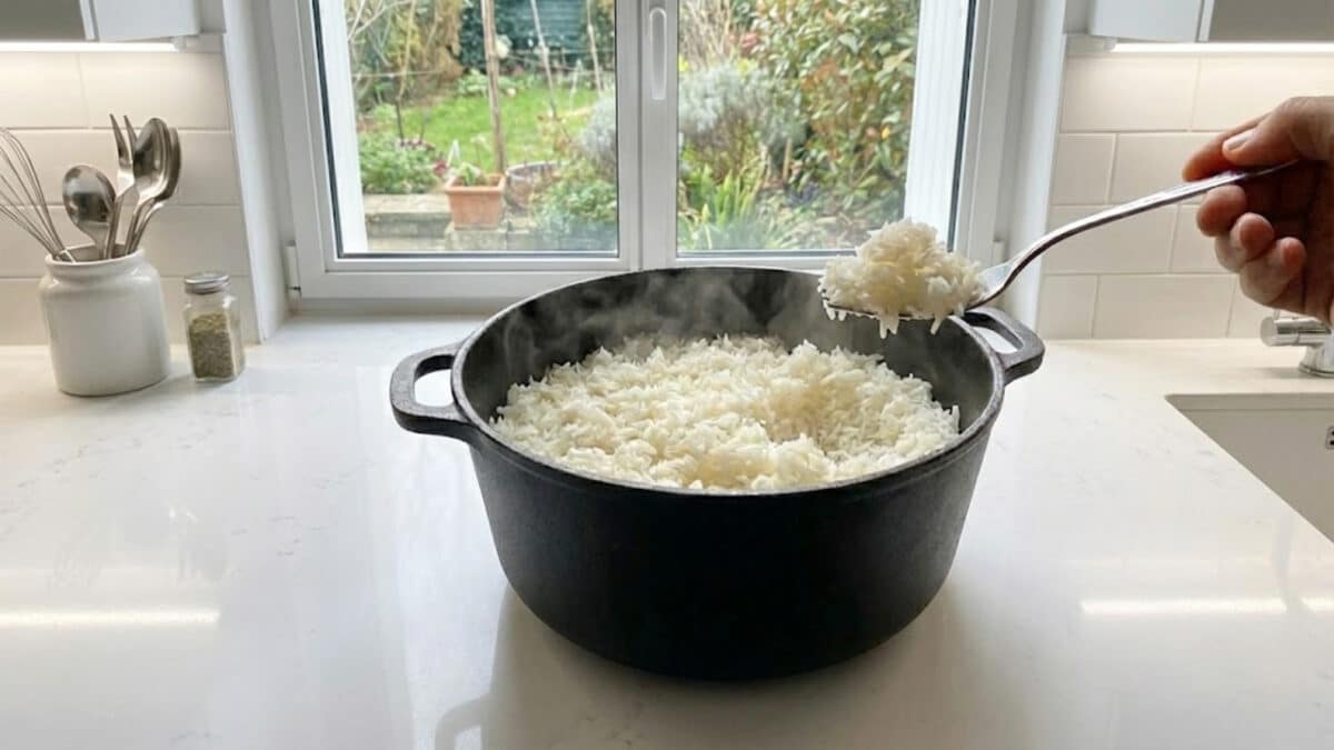 Nem água quente, nem óleo: o truque do arroz soltinho com tempero caseiro