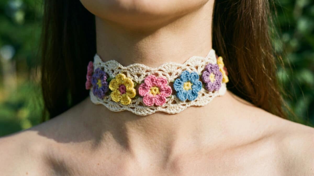 Colar de crochê com mini flores para valorizar o seu visual de forma única