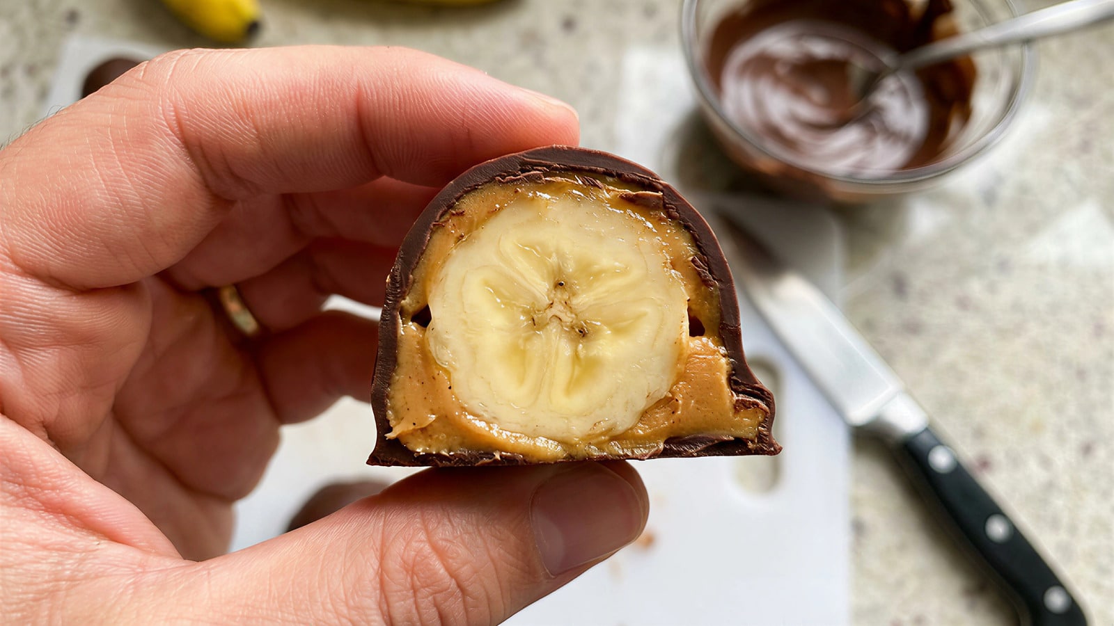 Bombom de banana com pasta de amendoim