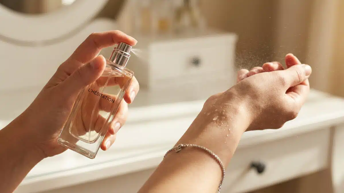 Borrifando perfume no punho