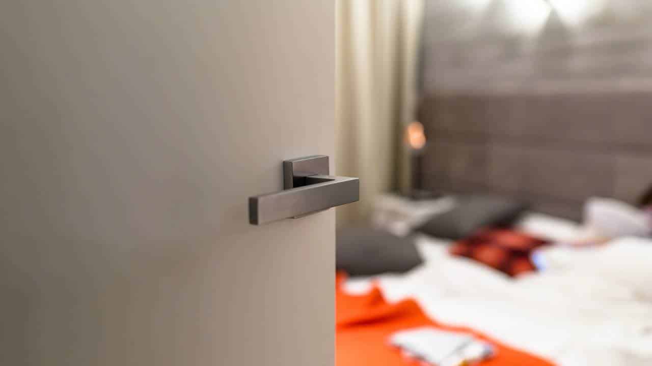 Porta do quarto de dormir entreaberta