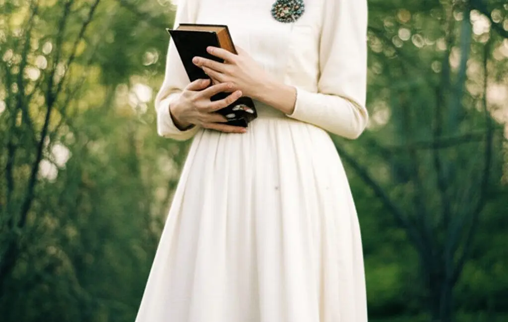 poetcore aesthetic outfit woman in linen dress with vintage book