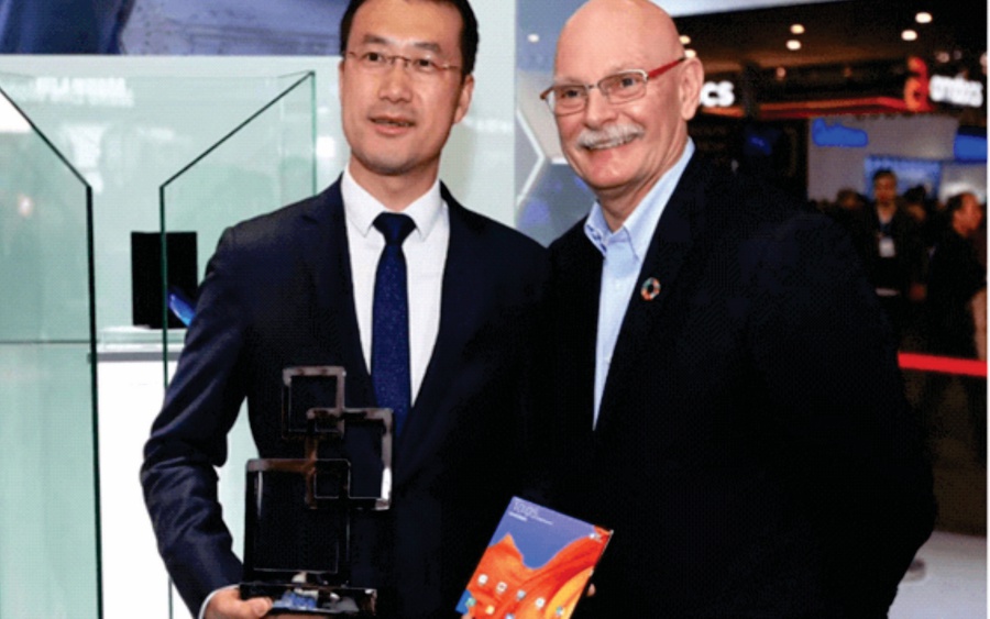 Kevin Ho, President of Handset Business, Huawei Consumer Business Group – left – and John Hoffman, CEO of GSMA