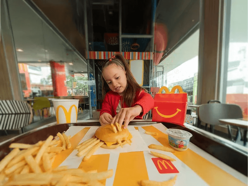 McDonald’s transforma nuggets e batatas em brinquedo em campanha na Costa Rica