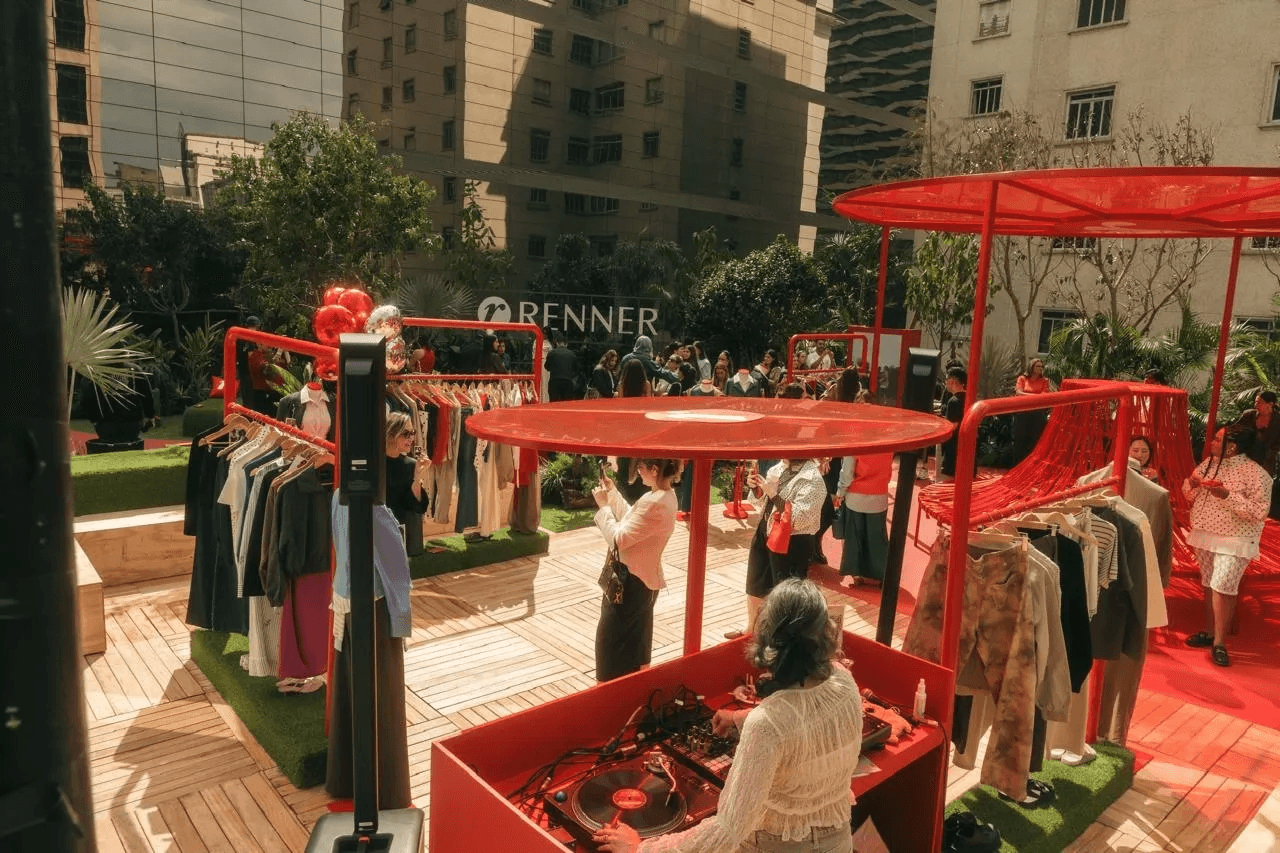Renner lança campanha "Primavera em Todos os Sentidos" e cria oásis urbano na Avenida Paulista