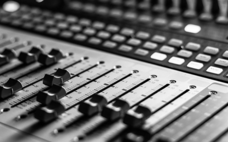 What is the process for creating custom samples within Aiode?