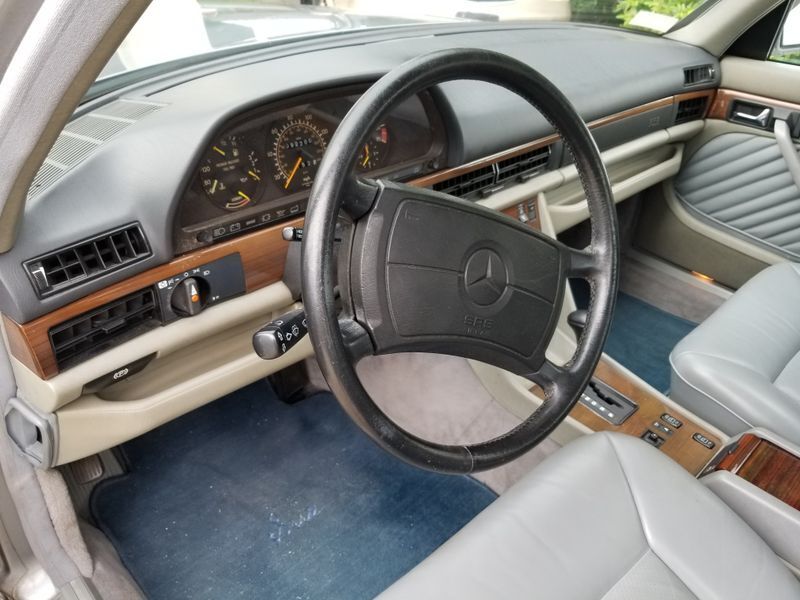 1989 Mercedes-Benz 300SE 12