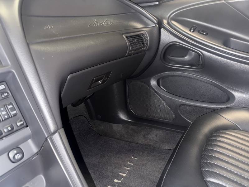 2001 Ford Mustang 29