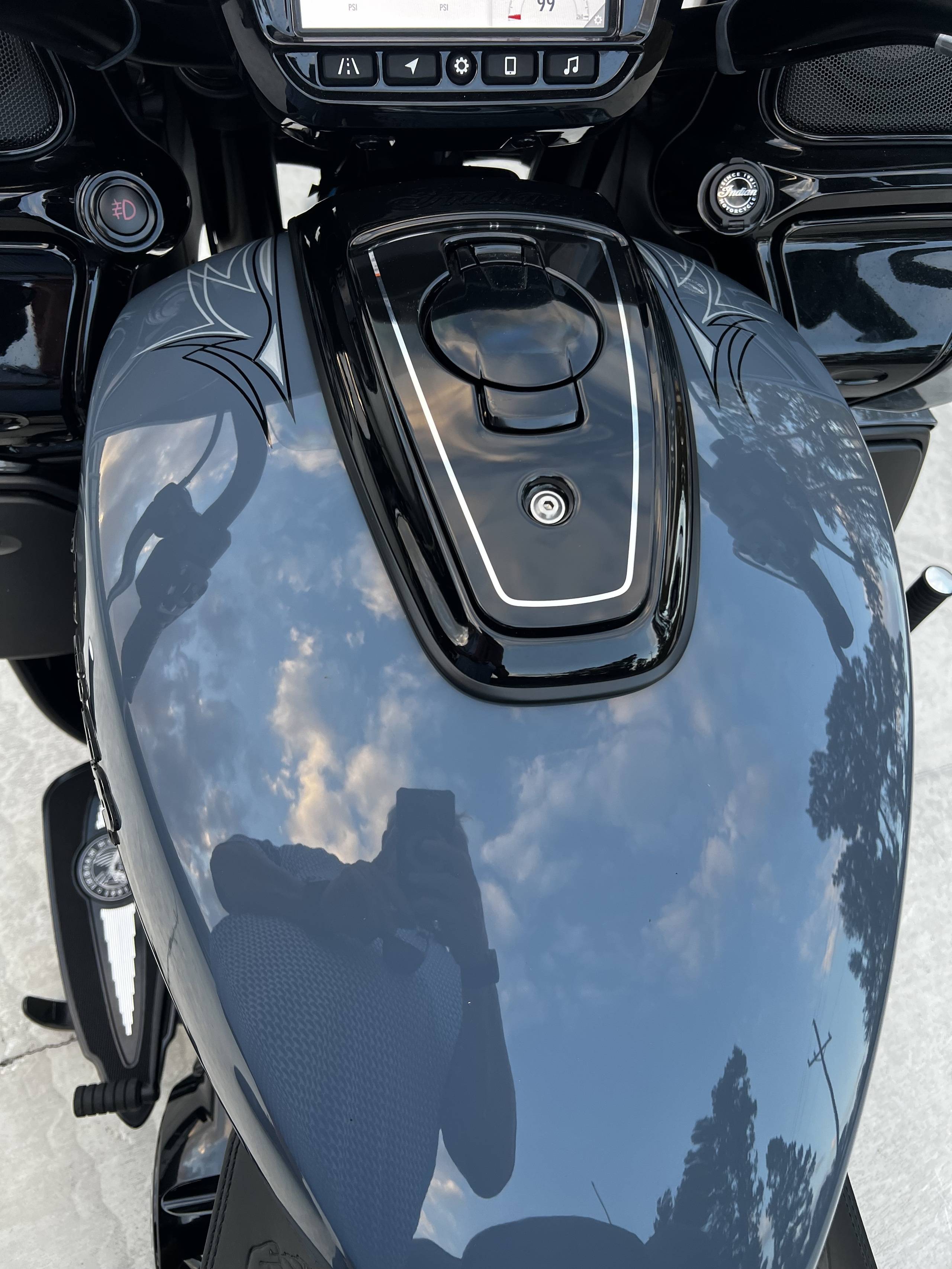2023 Indian Pursuit Dark Horse 7