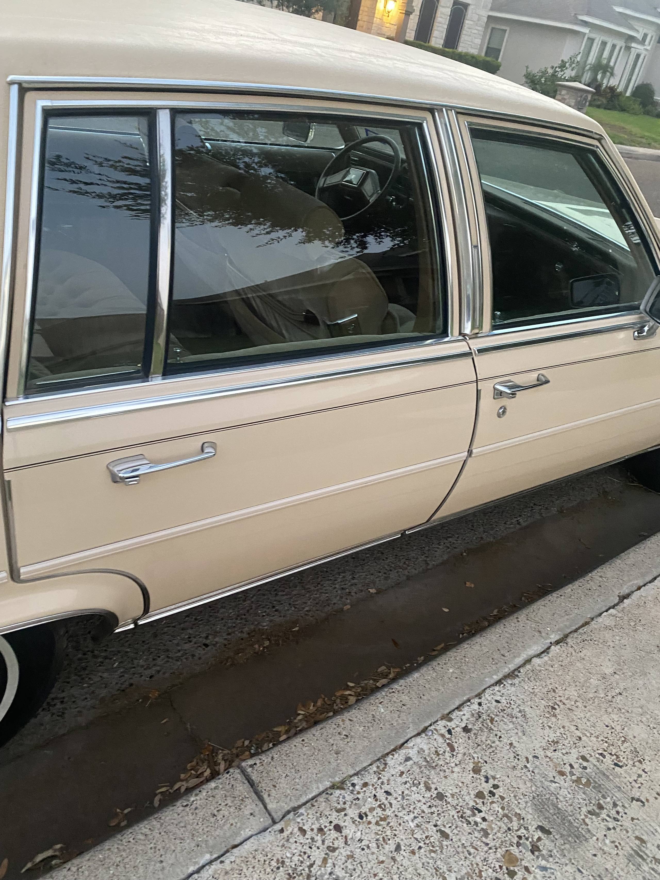 1988 Cadillac Fleetwood 23