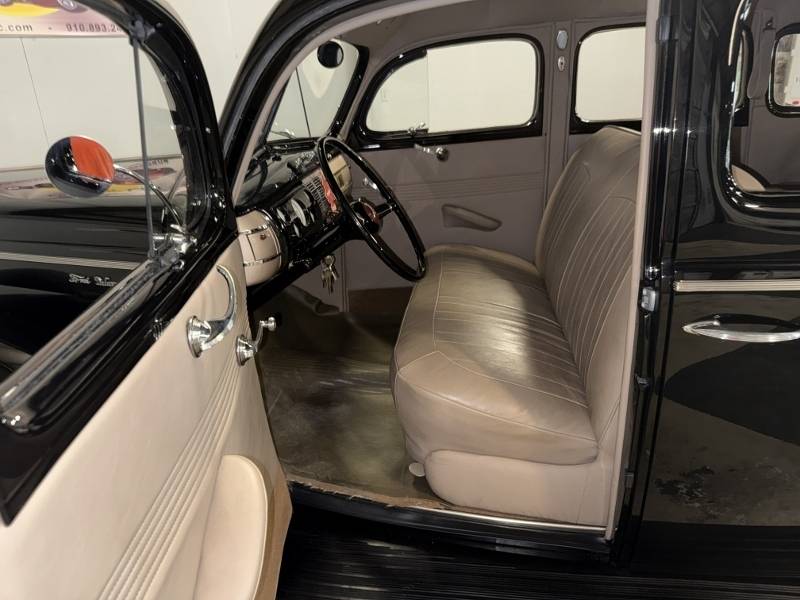 1940 Ford Deluxe 80
