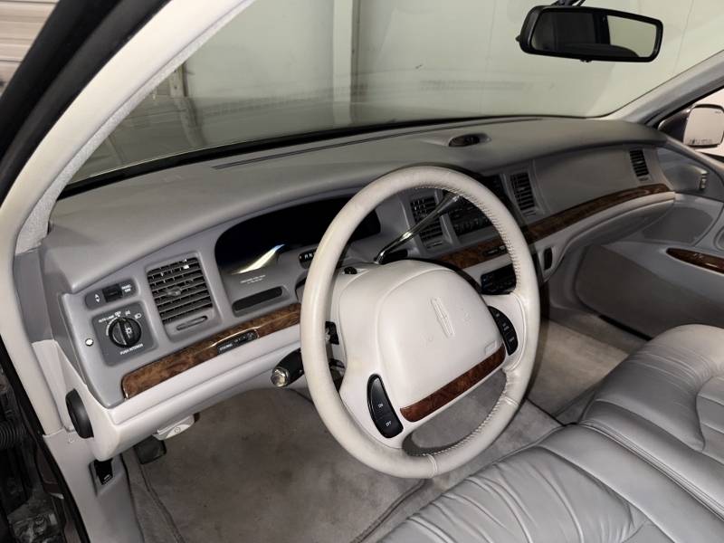 1996 Lincoln Town Car 19