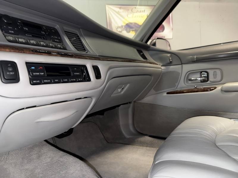 1996 Lincoln Town Car 25