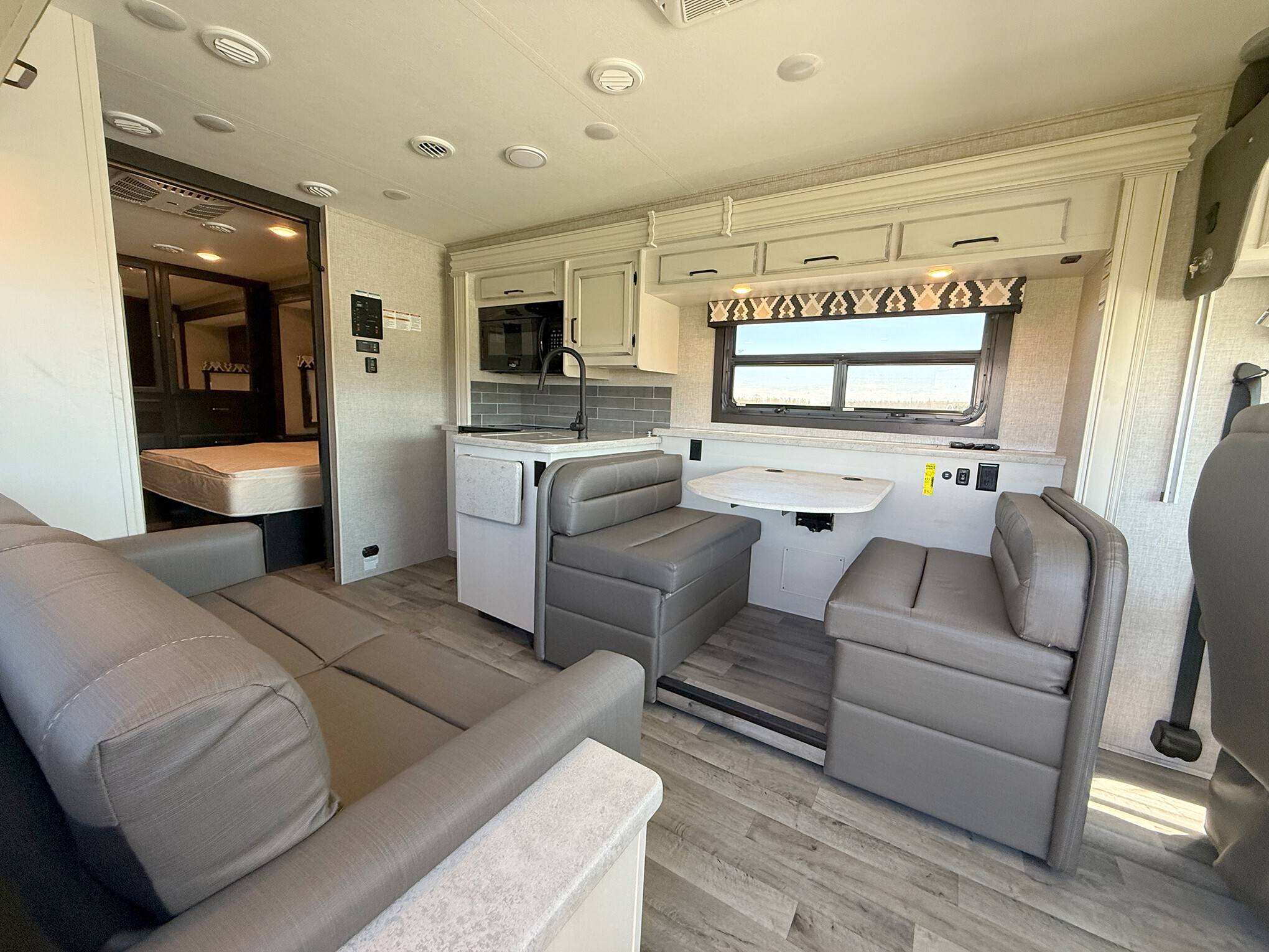 2022 Ford F-53 Motorhome Chassis 17