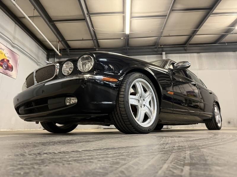 2005 Jaguar Super V8 10