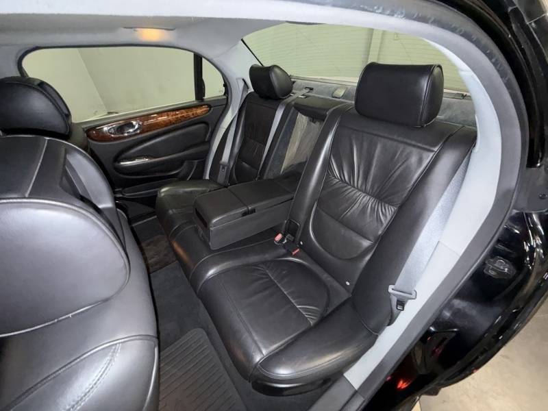 2005 Jaguar Super V8 24