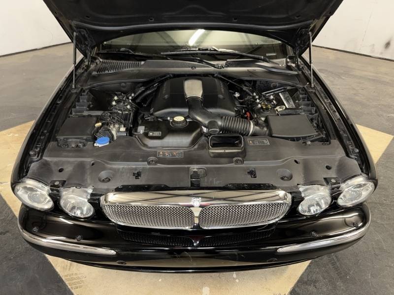 2005 Jaguar Super V8 28