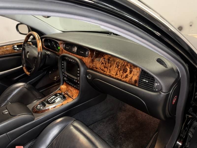 2005 Jaguar Super V8 36
