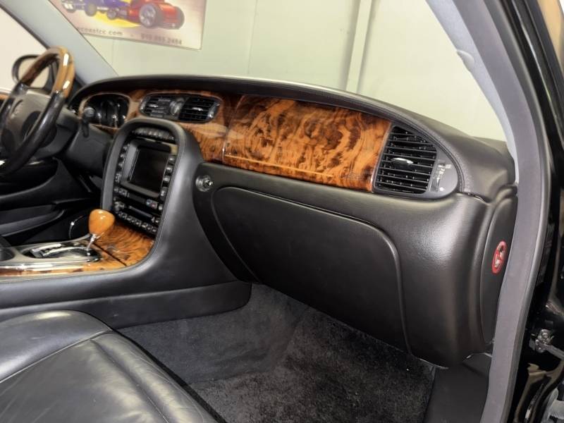 2005 Jaguar Super V8 38