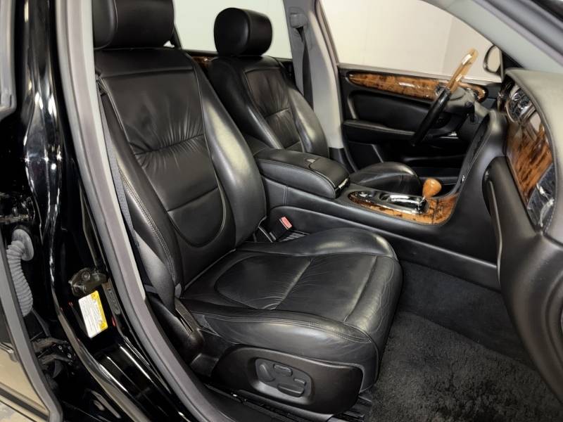 2005 Jaguar Super V8 39