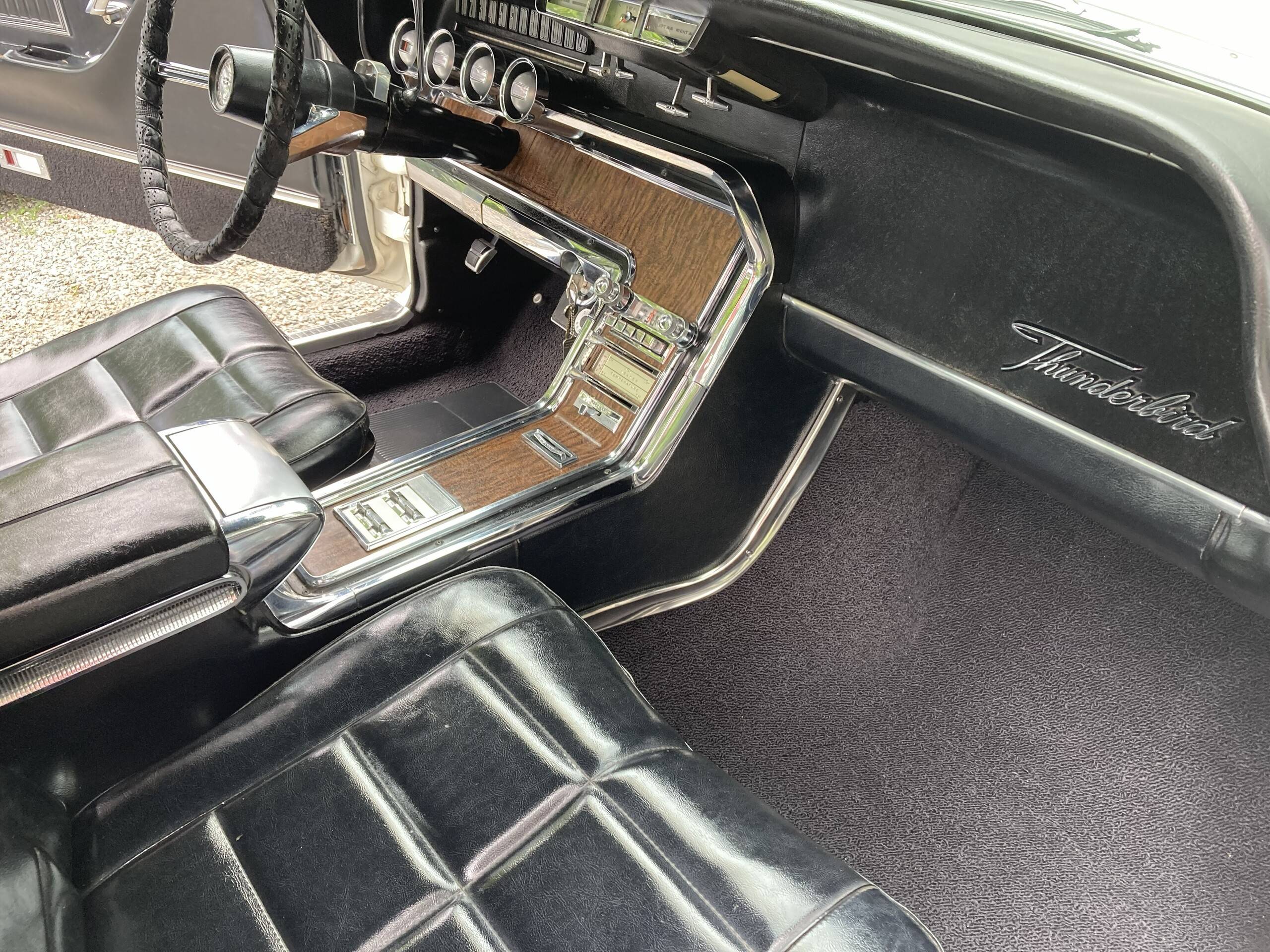 1966 Ford Thunderbird 32