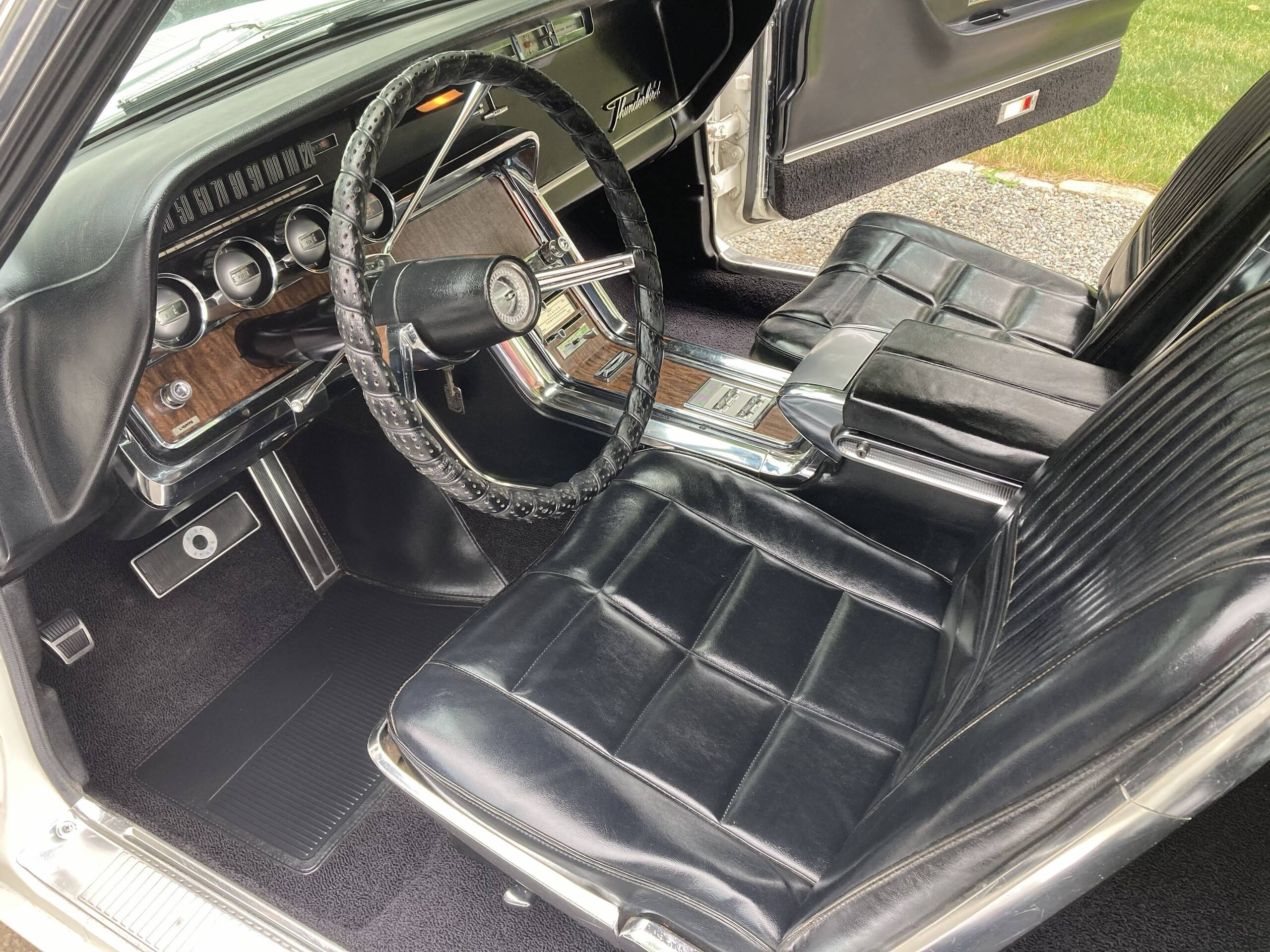 1966 Ford Thunderbird 34