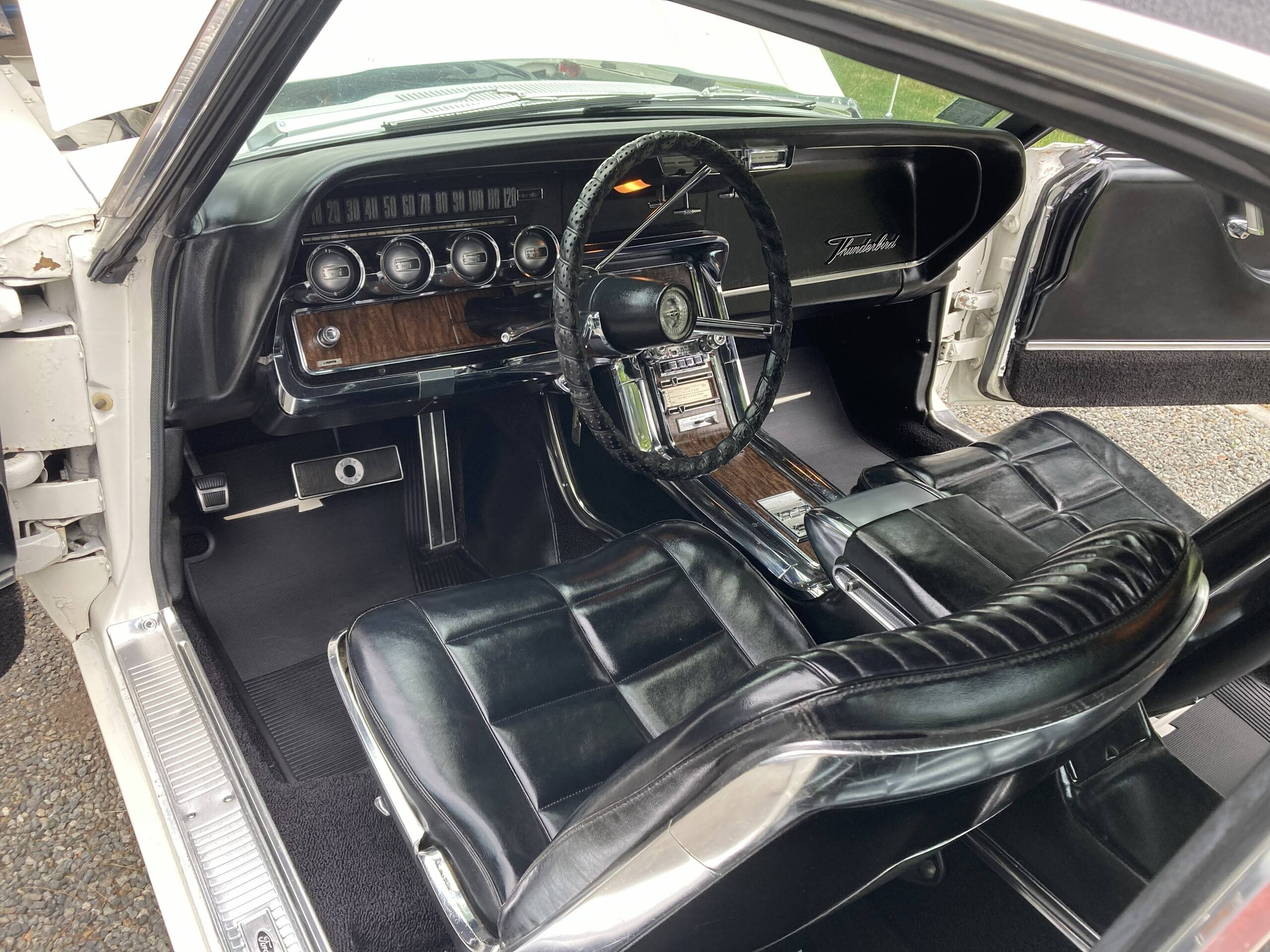 1966 Ford Thunderbird 37