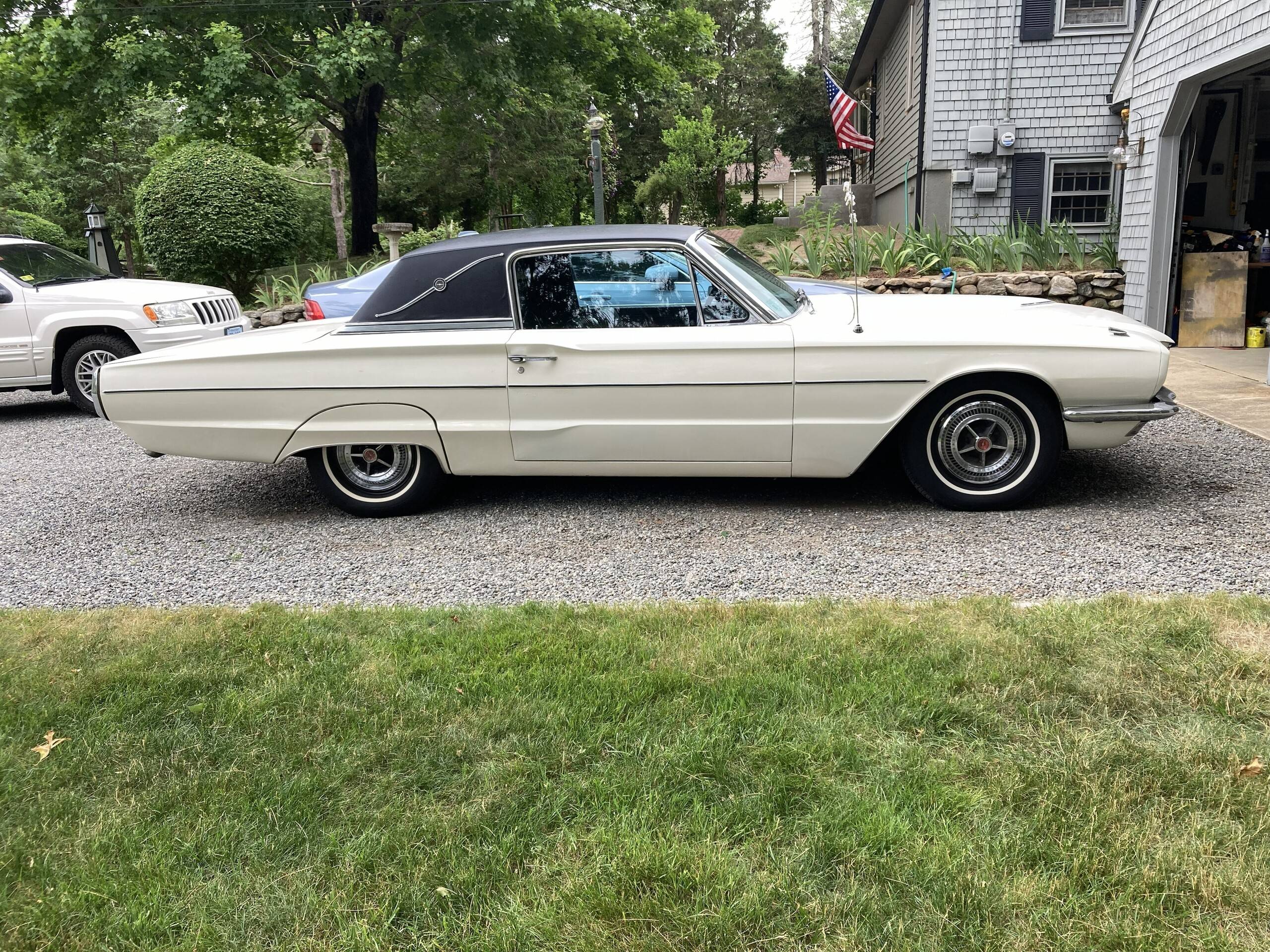 1966 Ford Thunderbird 38