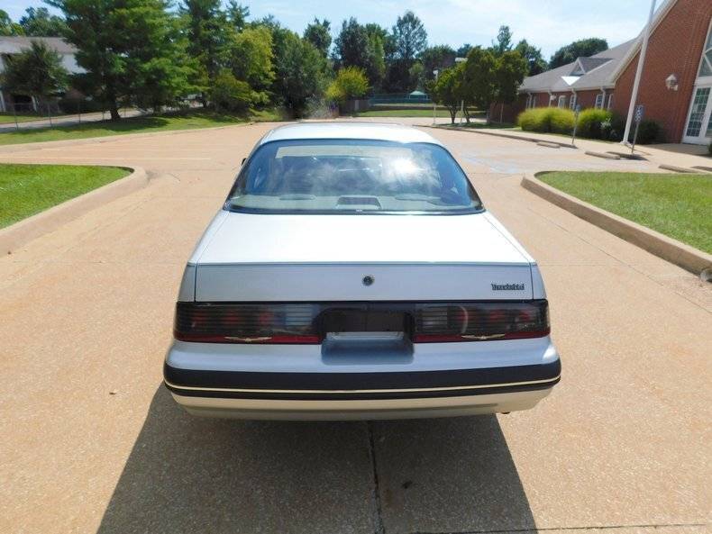1988 Ford Thunderbird 29