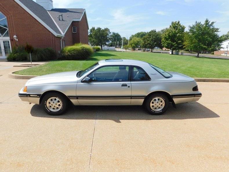 1988 Ford Thunderbird 35