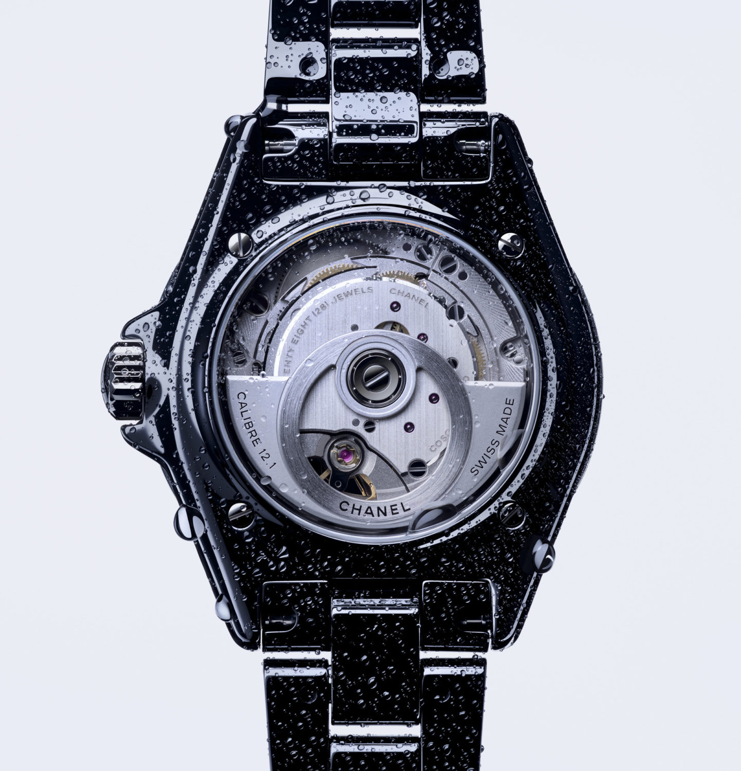 J12 Black highly resistant ceramic and steel. Black-
lacquered dial. Unidirectional rotating bezel. Black highly
resistant ceramic bracelet with steel triple folding buckle.
Steel screw-down crown with black highly resistant
ceramic cabochon. Caliber 12.1: self-winding
Manufacture movement, chronometer-certified by the
COSC*. *Swiss Official Chronometer Testing Institute.
Approximately 70-hour power reserve. Water-resistance:
200 meters. Functions: hours, minutes, seconds, date.
Diameter: 38 mm. Caliber 12.1 : Manufacture movement,
Caliber 12.1. Self-winding mechanical movement.