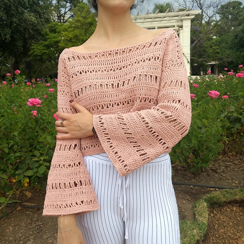 Blusa romántica delicada con detalles calados