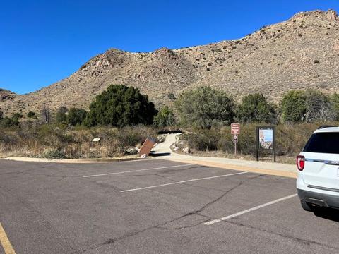 Trailhead at parking are