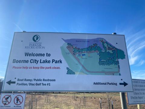 Sign and map of park at the T intersection inside the park. At this sign, turn left for the boat ramp. Turn right for viewing the lake from the upper end