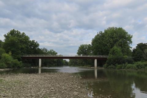 A footbridge links Gibbons Park to the south/west side of the Thames River.