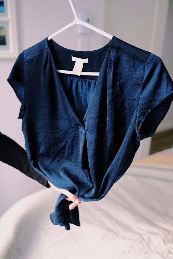 Featured image for Blouse soyeuse bleu nuit