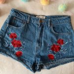 Featured thumbnail for Shorts courtes jeans avec broderies de fleurs