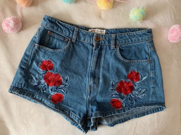 Featured image for Shorts courtes jeans avec broderies de fleurs