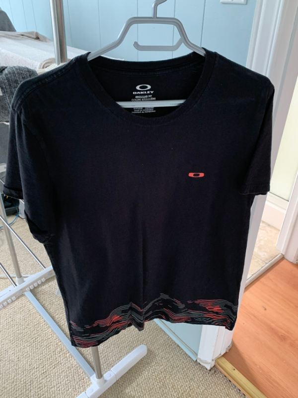 Featured image for Tshirt noir avec du rouge Oakley