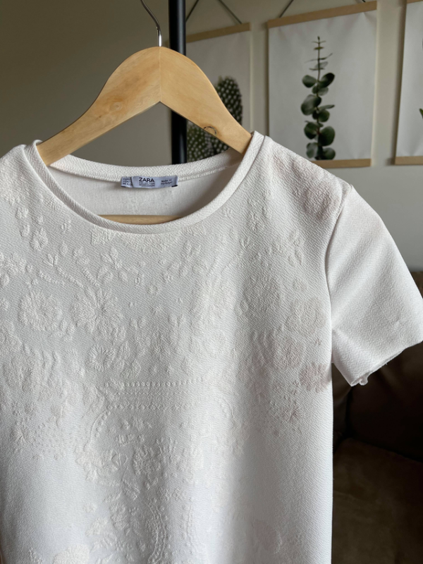 Featured image for T-Shirt blanc à motifs - Zara.