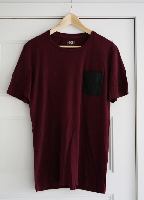 Featured image for T-shirt bourgogne avec poche en faux cuir
