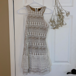 Featured thumbnail for Belle robe beige et blanche