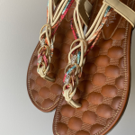 Featured thumbnail for Sandale plate avec bijoux (NEUVE)